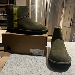 UGG. Mini. BRAND NEW, size 8